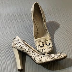 Vince Camuto White Heels size 8